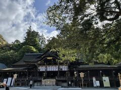 大神神社拝殿　三輪山をご神体とするために本殿がなく拝殿を通して三輪山を拝む原初の神まつりの姿を留める
残念ながらコロナのため拝殿背後にある三ツ鳥居は拝めなかった
大神神社はさきほどの崇神天皇が大物主神(=出雲大社の大国主神の和魂?)を三輪山に祀ったのが始まりとされている