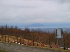 遠くに函館山が見える