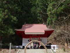 1650年(慶安3年)、秋田藩主佐竹義隆公が田沢湖を遊覧した時に社頭の岩に腰をかけて休んだことが、御座石神社の名前の由来とされる。
神社の正面には茅の輪がある。