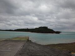 船舶を海に入れたり、上げたりするスロープ
対岸の島は『皆田離』