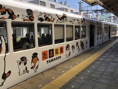 JR駅構内の9番線に、和歌山電鉄の改札口がある。往復料金より安い一日乗車券を購入。「たま電車」と名付けられえた２両編成の列車が止まっていた。
和歌山駅以外は全て無人駅で、運転手が料金の受け取りをするワンマン運転だが、今日は車掌も乗車している。子連れの客多し。
