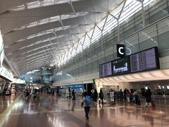 【第１日】
朝７時過ぎの羽田空港第２ターミナルは、GW中にも関わらず、意外に閑散としていた。