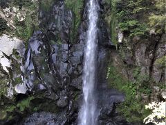 落差約２４ｍの八反滝
　1万年以上前に神鍋山から稲葉川を下った神鍋溶岩流により形成された渓谷にある滝の一つです。