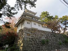 　専修寺からは近鉄の高田本山駅まで徒歩で移動。これが思ったよりも距離がありやや疲れてしまった。高田本山駅から近鉄の普通電車に乗り終点、津新町駅で下車して東に向かって歩く。
　最初の目的地は津城跡だった。特筆すべきもののない平凡な街中を15分ほど歩くと津市役所がありその東側に津城跡があった。本丸跡は小さな噴水池と藤堂高虎の像がある程度だった。普段は地元の人たちの憩いの場になっているようだが、平日の夕刻でもあり周囲には誰も人がいなかった。戦後に建てられた模擬櫓と石垣がここが城跡であることを証明している。