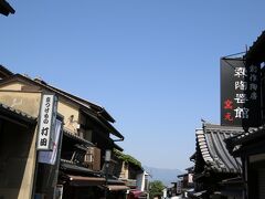 清水寺を一巡りした後、今度は清水坂の方を下る。
この日は祝日だったため、学生の姿は皆無。
しかし、修学旅行シーズンでしかも海外との往来がオープンだと、「カオス」だという。