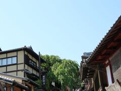 三年坂へ。
清水坂よりさらにすごい人出で、行き交うのも一苦労。
転んで寿命が縮まないよう、注意して歩く。