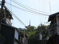 京都の東山にある茶わん坂を登ると、三重塔が見えてくる。
やってきました！音羽山　清水寺。
そして今や世界遺産。