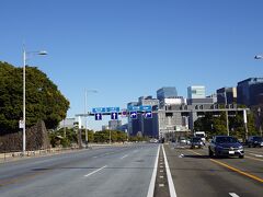 ちょっと寄り道ができるようで、祝田橋を渡って、皇居外苑に入ってみます。