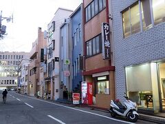 　津駅の近くで「カレー焼」という看板を見つけた。気になったので立ち寄ってみる。１つ140円と安いのでカレー焼とクリームを1つずつ買うことに。注文してから焼くため出来上がるまで15分くらいかかるという。店内には待つ場所がないので後で来てほしいと言われた。周辺をしばらく散歩し15分後に受け取りに行った。