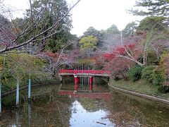 　少し歩くと津偕楽公園がある。池を中心に起伏のある遊歩道があり、私と同様に散歩をしている人の姿もある。公園をゆっくりと散歩してからホテルへ戻ると、朝食会場は多少空いていたので食事をとることにした。
