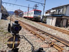 時間は無いのですが運良く電車が到着するということで発射する電車をチビと並んでパチリ
田舎の電車って趣きがあって良いですねぇ。