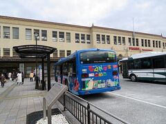 内宮のバス停から宇治宇山田駅へ向かうバスに乗車した。到着した宇治山田駅は驚くほど立派な駅舎だ。伊勢神宮参拝の下車駅の歴史と風格を感じる。
