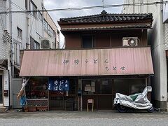 伊勢神宮では食事ができなかったので、宇治山田駅周辺で食事をしようと思う。スマホを使用して調べてみると近くに伊勢うどんが食べられる店があったので行くことに決めた。「ちとせ」という店。とても味わい深い店構えだ。