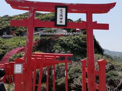 では、鳥居をくぐって参拝しましょう