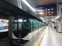 京阪電車　七条駅に着きました。

京阪電車　普通　出町柳行き
七条駅発　7時9分　　→     三条駅着　7時14分
運賃　160円

ちょうど良いタイミングで電車が来ました。
