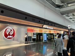 ＧＷの5月3日、羽田空港９：３０発のＪＡＬ便です。普段は富山空港を利用することが多く、必然的にＡＮＡ便になりますが、今回はＪＡＬ便で小松空港に向かいます。
想像したほど混雑はしてないように感じました。