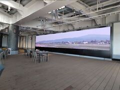 福岡空港屋上テラスに隣接
巨大スクリーンでは、離発着する飛行機のリアルタイム映像
生ビールと枝豆と日向夏ビア