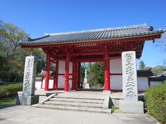 屋島寺の朱い入り口の門をくぐり境内へ。