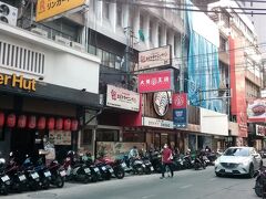 コロナ発生から二年ぶりの初の海外旅行

日本からではなくオーストラリアからの出発。

4月末の出発だったためタイパスには、ワクチン接種の証明書、到着後一日目のコロナ対策用検査可能なホテル予約証明書、コロナをカバーする海外旅行保険が必要。

まだまだ海外旅行者の少ない空港は結構快適、

バンコクの空港着後も空港かなり空いている、、、、

最初のブースでタイパスを見せると、スタンプ押してくれてその後はいつもどおりのイミグレーションでパスポートにスタンプ押してもらってその後はホテルのタクシーを到着ロビーで探してホテルへ移動。
車内でコロナ検査のため鼻に綿棒、、、

そしてチェックイン。
夜10時過ぎの到着だったため翌朝レセプションへコロナ検査の結果聞くと陰性

自由行動開始です。ホリデー始まった気分がしてきました。


バンコクの交通状態は相変わらずでした。車混雑あいかわらず
ですが
スカイトレイン、地下鉄結構空き空き状態。
まだ海外からの観光客【中国、日本人）少ないからね。


滞在したスクンピットエリアから
日本飲み屋さんエリアシーロムのパッポンをチェック。
結構ガラガラ、閉まっているお店いまだに多い。。。。
やはり日本人まだ海外出てないからしょうがない。

日本人相手の旅行会社の人と偶然話す機会できたら
やっぱり
ゴールデンウイークなのに、日本人ほとんどいませんって

タイの入国はあんまり問題ないけれど、
日本に帰る時の手続きが面倒だし、時間。お金もかかるからみんなまだ海外旅行しないみたい。

私オーストラリアへの帰国。
先月から政府がオーストラリア入国3日前のコロナ検査必要なしになったから必要なのはワクチン接種の証明書だけ
ついてからも全く検査や報告の義務なし

ほとんどコロナ前と変わらない手続きになったからオーストラリア人結構海外旅行出発しております。


