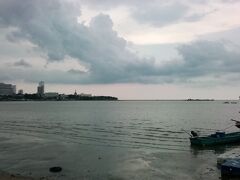 バンコクは二日のみ滞在。

その後パタヤへ移動
まずはシーフードを食べに市場へ。
お天気は曇り気味、レストランでカニのチャーハン、蒸目鯛、焼きエビ、蠣のオムレツ、ビールの大瓶2-3本など食べて
1200バーツ・（100円/26バーツ）

市場は基本的にタイ人ばかり、自分の買ったお魚を持って行ったら料理代払ったら調理してくれるレストランもあります。
