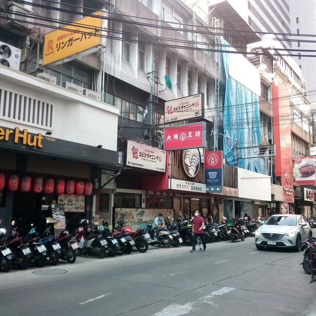 コロナ発生から二年ぶりの初の海外旅行<br /><br />日本からではなくオーストラリアからの出発。<br /><br />4月末の出発だったためタイパスには、ワクチン接種の証明書、到着後一日目のコロナ対策用検査可能なホテル予約証明書、コロナをカバーする海外旅行保険が必要。<br /><br />まだまだ海外旅行者の少ない空港は結構快適、<br /><br />バンコクの空港着後も空港かなり空いている、、、、<br /><br />最初のブースでタイパスを見せると、スタンプ押してくれてその後はいつもどおりのイミグレーションでパスポートにスタンプ押してもらってその後はホテルのタクシーを到着ロビーで探してホテルへ移動。<br />車内でコロナ検査のため鼻に綿棒、、、<br /><br />そしてチェックイン。<br />夜10時過ぎの到着だったため翌朝レセプションへコロナ検査の結果聞くと陰性<br /><br />自由行動開始です。ホリデー始まった気分がしてきました。<br /><br /><br />バンコクの交通状態は相変わらずでした。車混雑あいかわらず<br />ですが<br />スカイトレイン、地下鉄結構空き空き状態。<br />まだ海外からの観光客【中国、日本人）少ないからね。<br /><br /><br />滞在したスクンピットエリアから<br />日本飲み屋さんエリアシーロムのパッポンをチェック。<br />結構ガラガラ、閉まっているお店いまだに多い。。。。<br />やはり日本人まだ海外出てないからしょうがない。<br /><br />日本人相手の旅行会社の人と偶然話す機会できたら<br />やっぱり<br />ゴールデンウイークなのに、日本人ほとんどいませんって<br /><br />タイの入国はあんまり問題ないけれど、<br />日本に帰る時の手続きが面倒だし、時間。お金もかかるからみんなまだ海外旅行しないみたい。<br /><br />私オーストラリアへの帰国。<br />先月から政府がオーストラリア入国3日前のコロナ検査必要なしになったから必要なのはワクチン接種の証明書だけ<br />ついてからも全く検査や報告の義務なし<br /><br />ほとんどコロナ前と変わらない手続きになったからオーストラリア人結構海外旅行出発しております。<br /><br /><br />