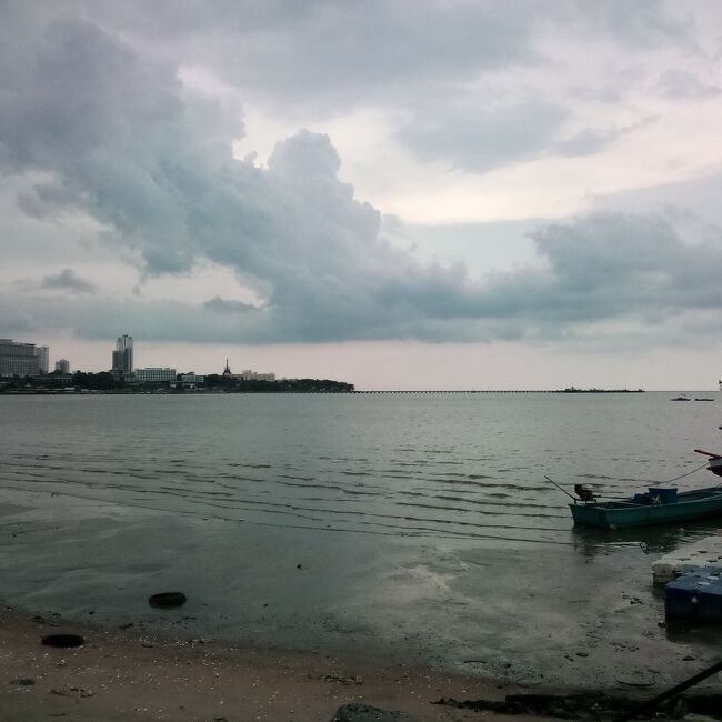 バンコクは二日のみ滞在。<br /><br />その後パタヤへ移動<br />まずはシーフードを食べに市場へ。<br />お天気は曇り気味、レストランでカニのチャーハン、蒸目鯛、焼きエビ、蠣のオムレツ、ビールの大瓶2-3本など食べて<br />1200バーツ・（100円/26バーツ）<br /><br />市場は基本的にタイ人ばかり、自分の買ったお魚を持って行ったら料理代払ったら調理してくれるレストランもあります。<br />