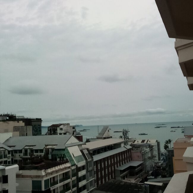 バンコク、パタヤともに泊まったホテルはほとんどが40％くらいの稼働率のようで結構静か。<br /><br />ホテル内のレストランも閉まっていたり、ロビー、プールも結構空いていてまるで貸し切り状態のような、、、<br /><br />朝食のホテルのバッフェも並んだりすることなく快適です。