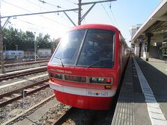 「リゾート２１キンメ号」が、伊豆高原駅１番線に入線し停車しました。