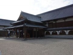 博物館のすぐ近くに佐賀県立佐賀城本丸歴史館がある。佐賀城跡に日本で初めて本丸御殿の一部を復元したもので、２５００㎡の広さを誇る。写真は藩主など特別な人が利用した「御玄関」。