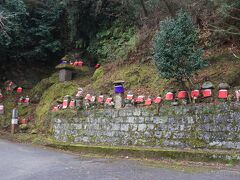 楼門を出てすぐ近くに桜山公園の山道を上って行くと道端にはたくさんのお地蔵さんが並んでいる。もう少し行くと淀姫神社がある。