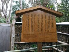 檀林寺のすぐ近くにある祇王寺は、法然の弟子により創建された。法然といえば平安時代末期から鎌倉時代にかけて活躍し、日本史を学んでいるものであれば浄土宗を開宗したことで知られているが、祇王寺の創建年数は不明ではあるものの、法然の時代を考えれば平清盛が隆盛を極めた頃に創建されたことが考えられる。明治時代までには既に廃れていたが、その後現在のように再建された。苔庭があることでよく知られている