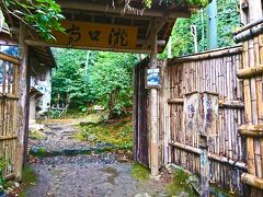 滝口寺の山門はシンプルだ。滝口寺は法然の弟子により創建されたと言われている。