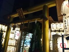 最後に訪れたのがこの御金神社。鳥居は金ピカ、しかも金満な印象をビジュアル的にも感じるので「おかね神社」と読むのかと思いきや、「みかねじんじゃ」と読むらしい。