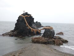 夫婦岩も雨で人はまばら