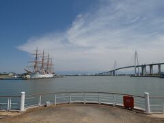 竹内源蔵記念館から程近い新湊エリアに立ち寄り。かっこいい新湊大橋と帆船海王丸、背景に立山連峰のそろい踏み写真、まさに「とやま」。