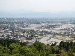 高速道路で一気に富山平野の中央部まで移動。
せっかくの富山だもんで立山連峰の眺望が見たくて、呉羽山丘陵に上ってみます（白鳥城跡の方です）。あいにく霞んでいますが、立山の雄姿を拝むことができました。
