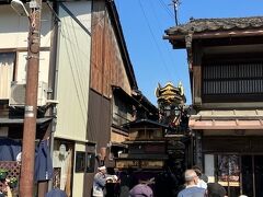 例年は、午前１０：００から六カ町の庵屋台・曳山行列が町内を巡行開始し、途中休憩を挟みながら午後の１０：００まで繰り広げられます。ただ、今年はコロナウィルス感染症の影響を考慮して、14:00～18:00頃までの時間短縮しての開催です。
それでもここ２年間は開催が見送られ、３年ぶりの開催です。天候にも恵まれ、絶好の祭り日和ですね！
さて、いきなりの見物ポイントです。大工町の狭い路地を曳山が通っています。

