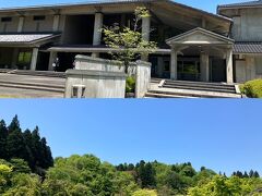 やって来たのは「南砺市立福光美術館」。1994年（平成6年）10月に「福光町立福光美術館」として開館しましたが、その後2004年（平成16年）11月1日に、福光町が周辺7町村と合併し南砺市となったため現名称に改称されています。

こちらに来るのは２度目。
森の中に佇む閑静な美術館です。以前来た際は時間が無く慌ただしかったけど、今回はたっぷり時間を掛けることができます。