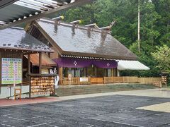 乃木神社に到着。
駐車場も整っていて、大きくてきれいな神社です。
GWでしたが、参拝客はいませんでした。（雨も降っていましたしね。）