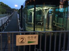 いよいよ今夜のメインイベント、稲佐山からの夜景を見に行きました。当初は電鉄とバスでスロープカーの中腹駅まで行くつもりだったが、宝町のバス停でバスに乗りそびれた。結局、そこからタクシーで中腹駅まで移動した。（￥1,570）
まだ日が残る中をスロープカーに乗車した。