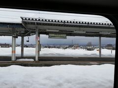 米沢駅
つばさ１３７号（福島１３：３６　大石田１５:１５）グリーン車
ホームにも積雪が・・。雪国を感じます