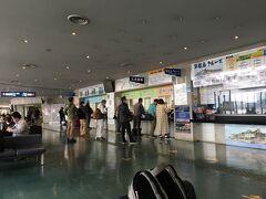 朝7時10分集合と早かったので、ホテルで朝食を掻き込み、呼んであったタクシーで長崎港ターミナルへ向かう。（￥590）すでに窓口には列が伸びていた。