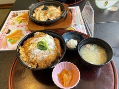 そのままホテルを予約している松本市へ。
ビーナスラインというツーリングコースからの景色が綺麗ということで、
そちらの道から向かうことに
途中寄った道の駅で食べたカツとじ丼。
熱々で美味しかったです。