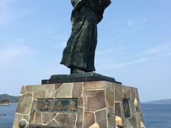 珍しい坂本龍馬の祈りの像。亀山社中の船が難破したのがこの先の岬だそうだ。