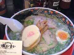 ラッキーピエロの向かいにある、ラーメン屋さんも気になっていました。夫と半分こしました。期待通りおいしい。