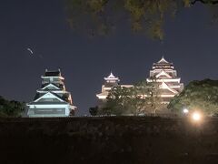 開催中のイベント「城あかり」のメイン会場（多分）の二の丸広場に着くと綺麗にライトアップされた熊本城が見える！
どうやら熊本城もイベント期間中は夜間開館しているみたいだけど疲れていて早く休みたいのもあってパス。