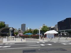 道路の向こうでは、祭りばやしを演奏していました。