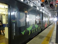 JRで高岡まで。
チューリップフェアの時期だからか、チューリップ模様の列車。