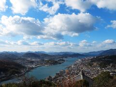 バス停からまたも山に分け入り、25分ほど歩いてやってきたのは、浄土寺山展望台。
尾道の街が一望できます。
