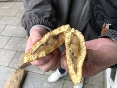 竹風堂の栗どら焼き
驚くほど栗味で感動！明後日にもう一度来て栗あんみつを食べることにしました。
お昼がいまひとつでどら焼きを買うことにしたのでちょっと気持ちが前向きに。